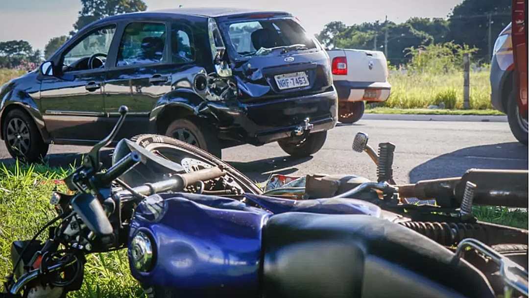 Motociclista fica gravemente ferido ao tentar ultrapassagem pela esquerda 