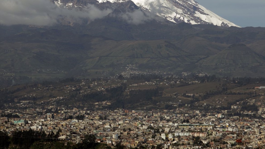 Cinzas de vulc&atilde;o escurecem c&eacute;u e cobrem cidades do Equador