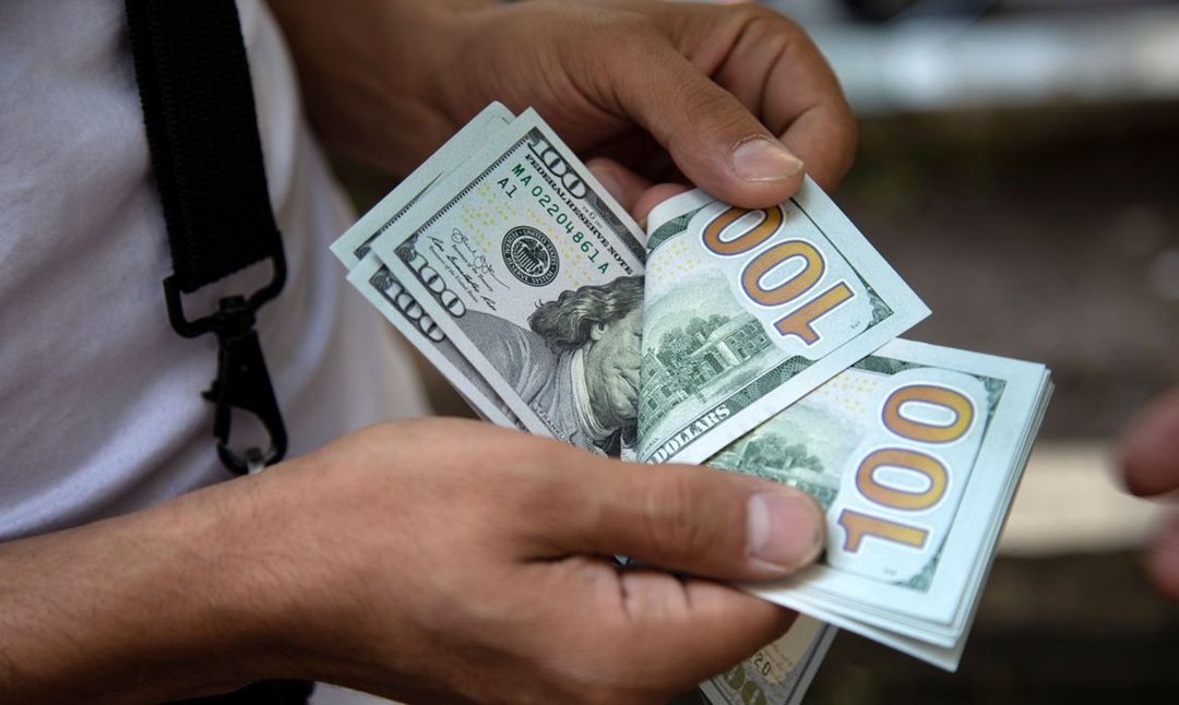 D&oacute;lar cai para R$ 5,54 e fecha no menor n&iacute;vel em duas semanas