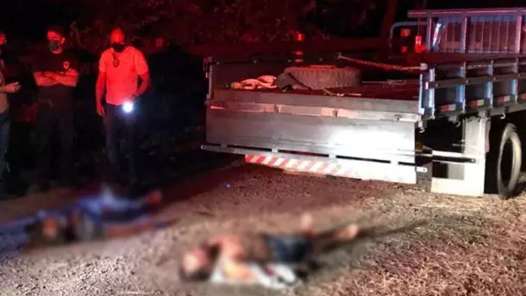 Dupla &eacute; executada com cerca de 6 tiros dentro de caminhonete em ch&aacute;cara