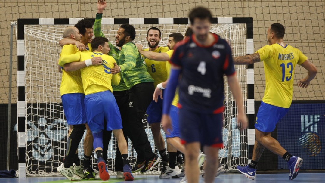 Handebol: Brasil sofre, mas vence Chile e est&aacute; em T&oacute;quio