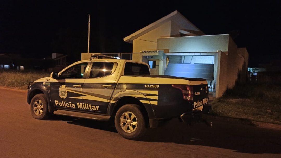Ladr&otilde;es pulam muro, arrombam resid&ecirc;ncia em frente o F&oacute;rum e fogem em Celta preto