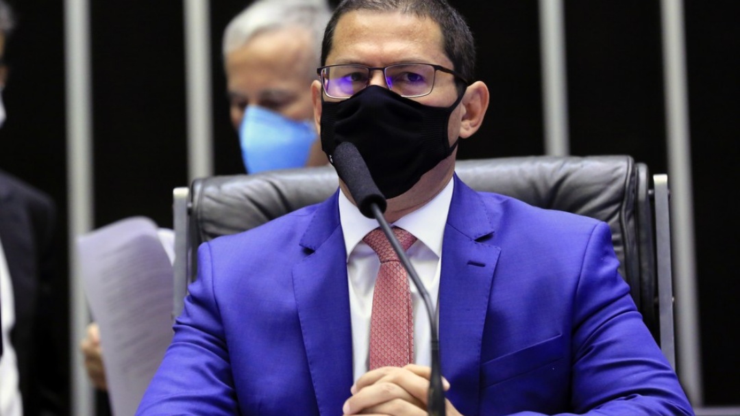 Vice defende obrigar ministério a criar cronograma da vacina