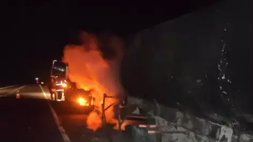 Caminhão que pegou fogo em rodovia não transportava cilindros de oxigênio
