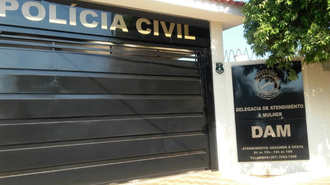 Ladrão faz família refém e estupra adolescente de 17 anos durante roubo