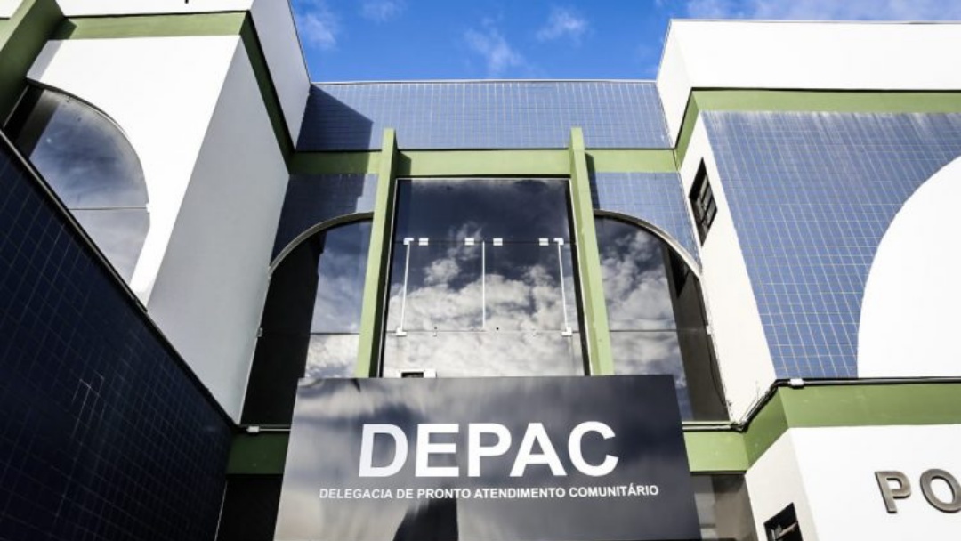 Durante bebedeira, amigos brigam e um acaba ferido a pauladas