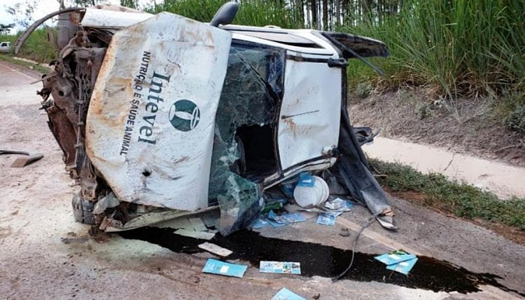 Motorista é socorrido e picape fica destruída após capotamento na BR-367