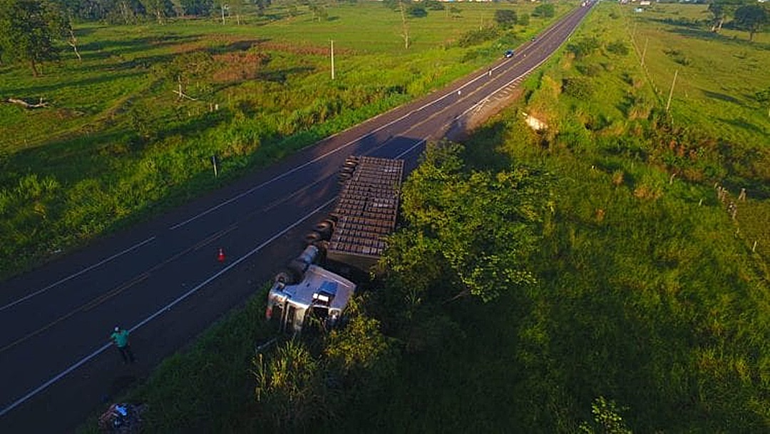 Caminhoneiro tenta desviar de ciclista e tomba carreta com boi em estrada
