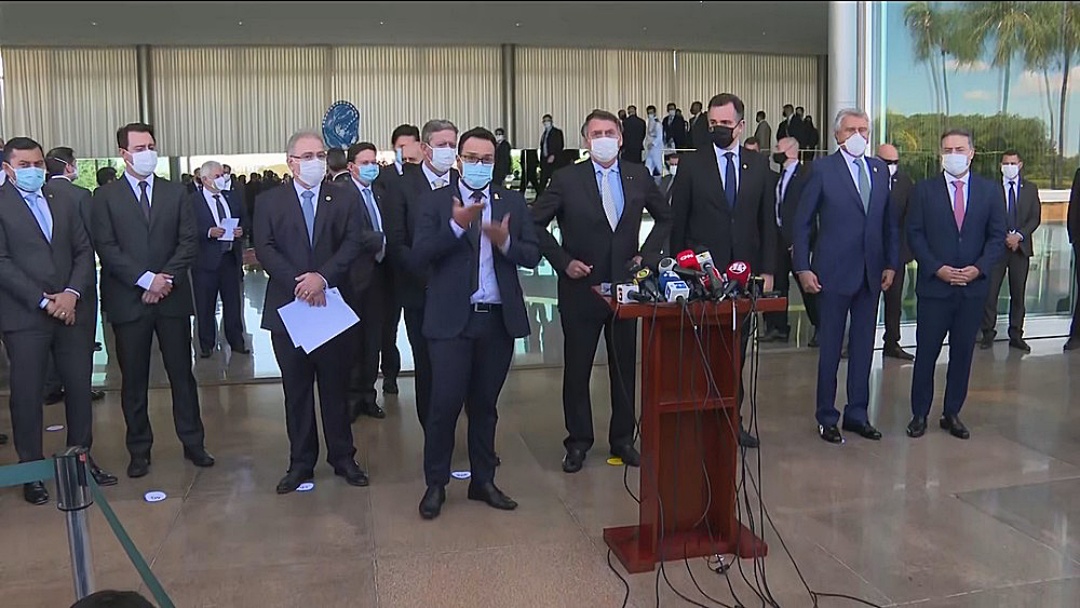 Bolsonaro acena a governadores e anuncia comit&ecirc;