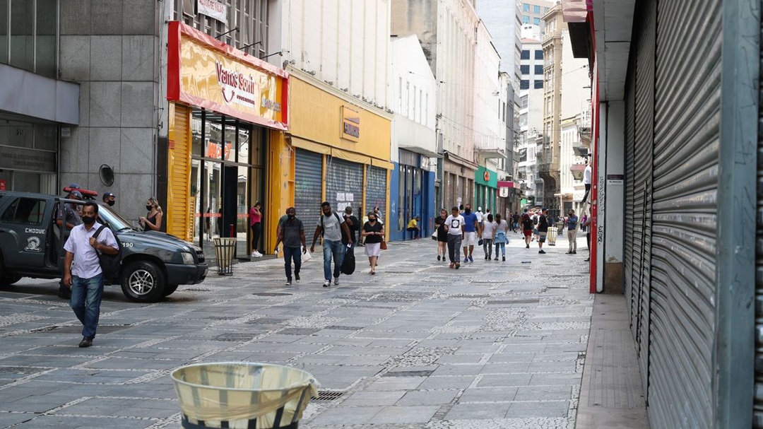 Confiança do comércio cai 18,5 pontos em todo o país