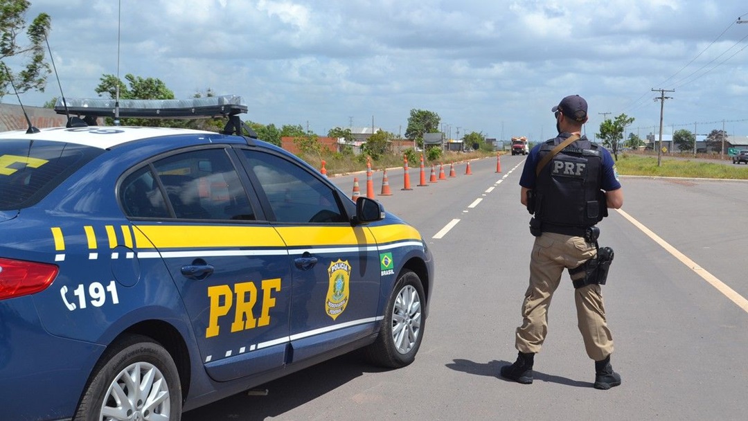 PRF apreende 494kg de maconha e prende motorista que ganharia R$ 4 mil