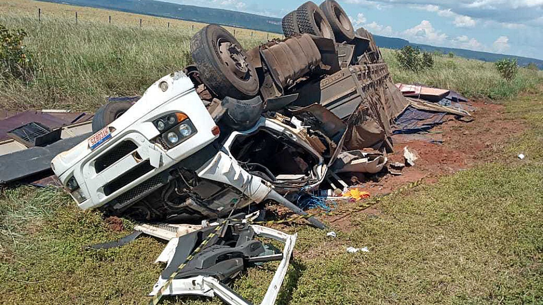 Motorista morre ap&oacute;s capotamento de carreta na BR-163