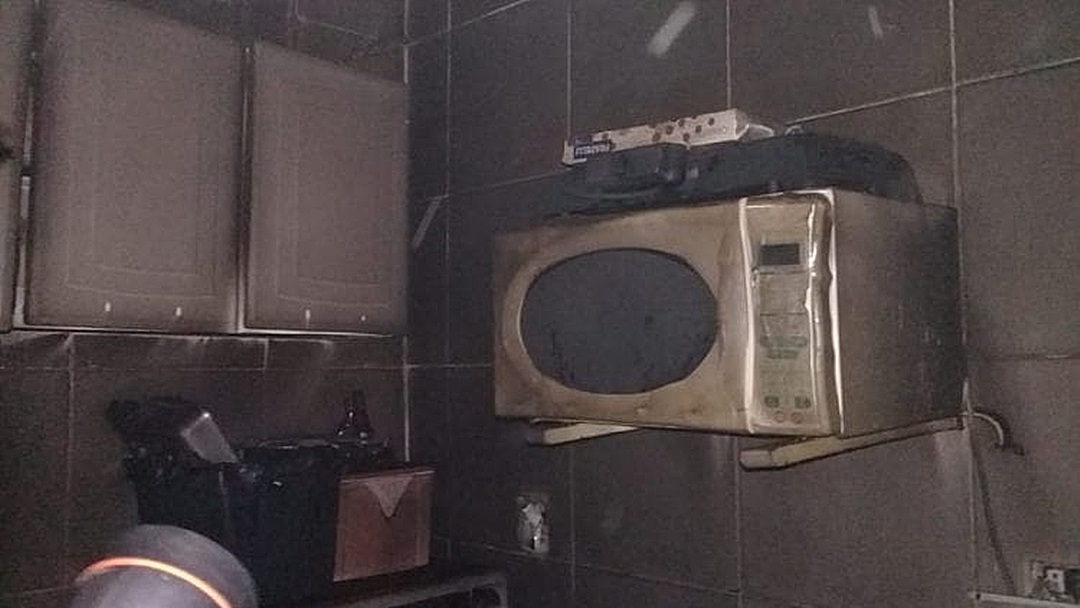 Jovens sofrem queimaduras de 2&ordm; grau e tem casa totalmente incendiada em Corumb&aacute;