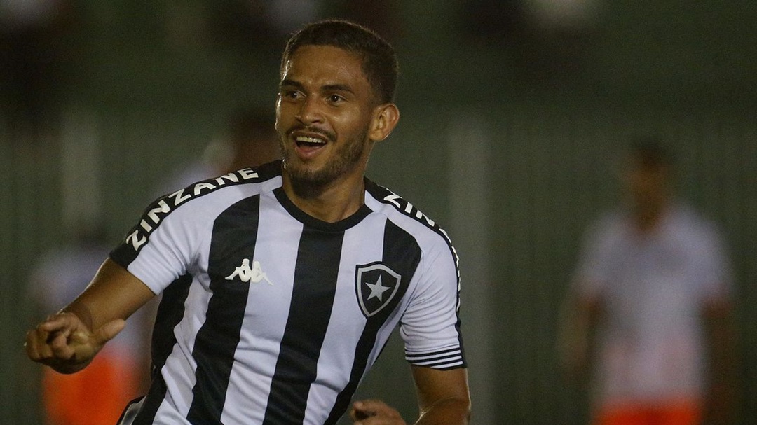 Botafogo vira no fim e segue na luta pela semi do Campeonato Carioca