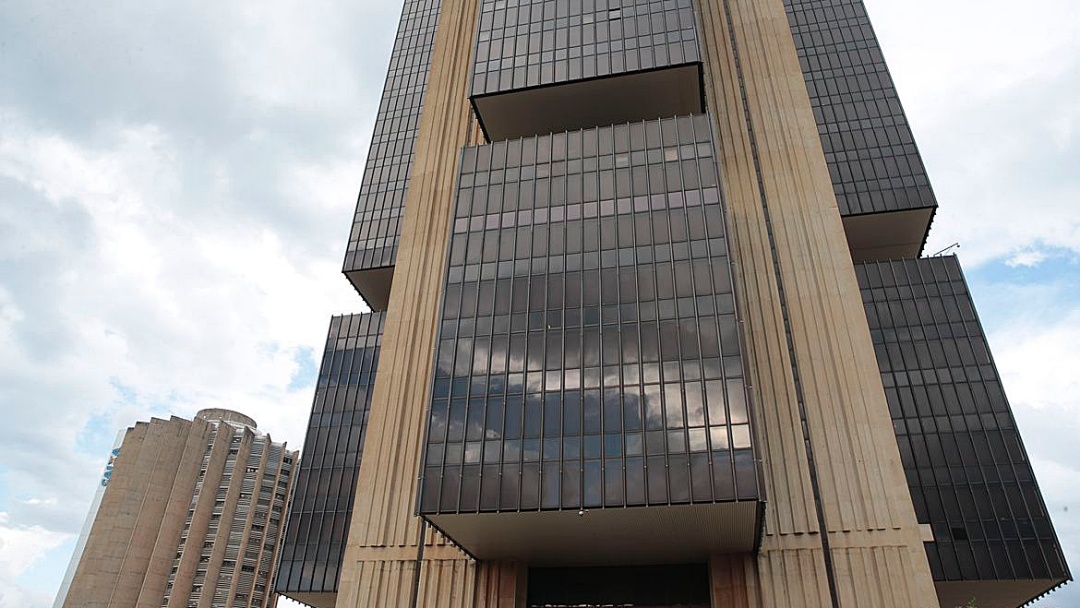 Juros dos empr&eacute;stimos recuam em fevereiro, diz BC