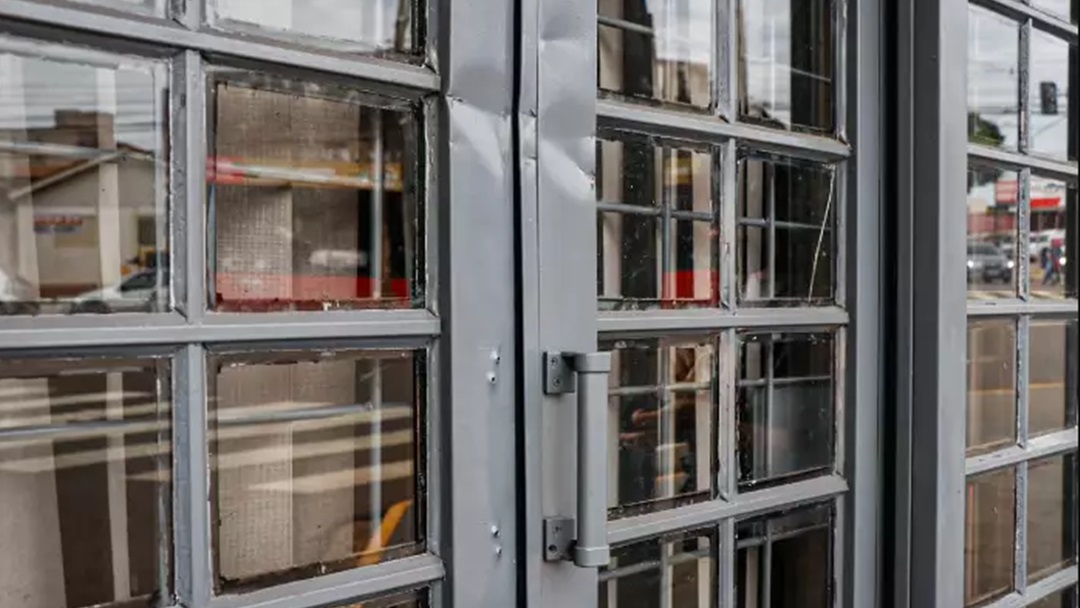 &ldquo;Ele avan&ccedil;ou na minha mulher&rdquo;, diz dono de conveni&ecirc;ncia que atirou em ladr&atilde;o