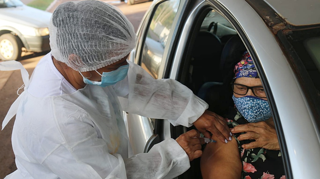 Prefeitura abre vacina&ccedil;&atilde;o no drive-thru para quem tem acima de 62 anos