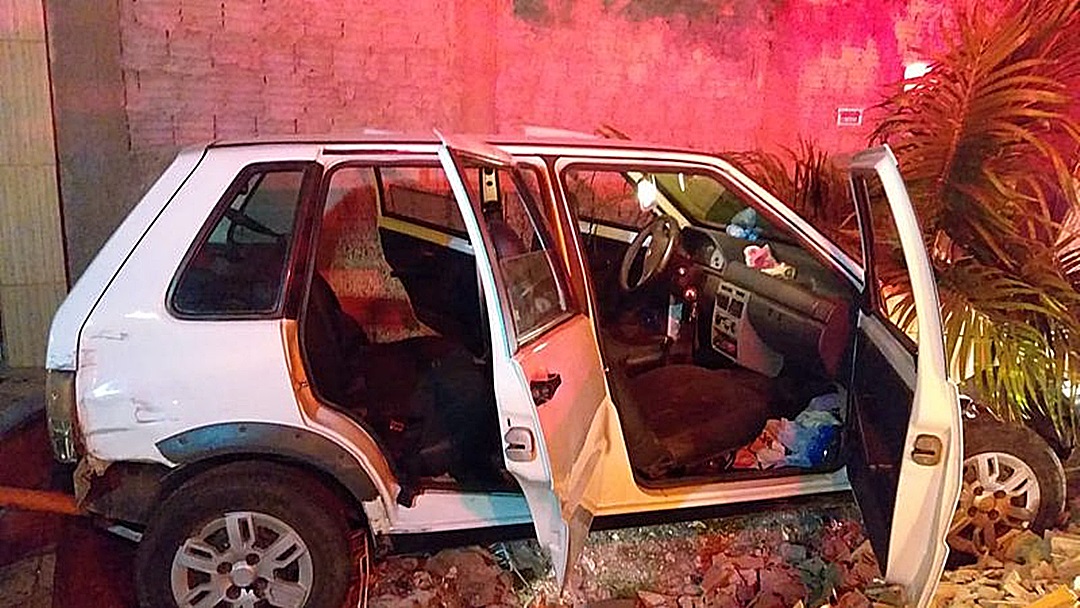 Jovem perde o controle, atropela motociclista e bate carro em muro