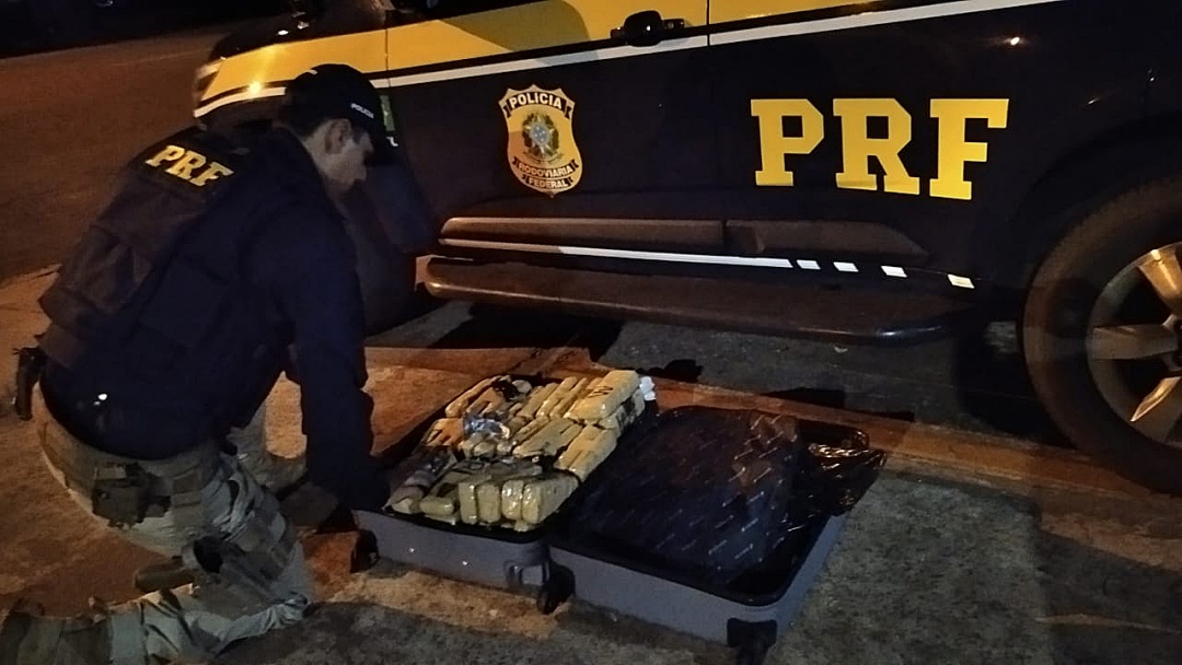 PRF apreende em Sidrol&acirc;ndia mais de 42 kg de droga que era levada por passageiros de vans