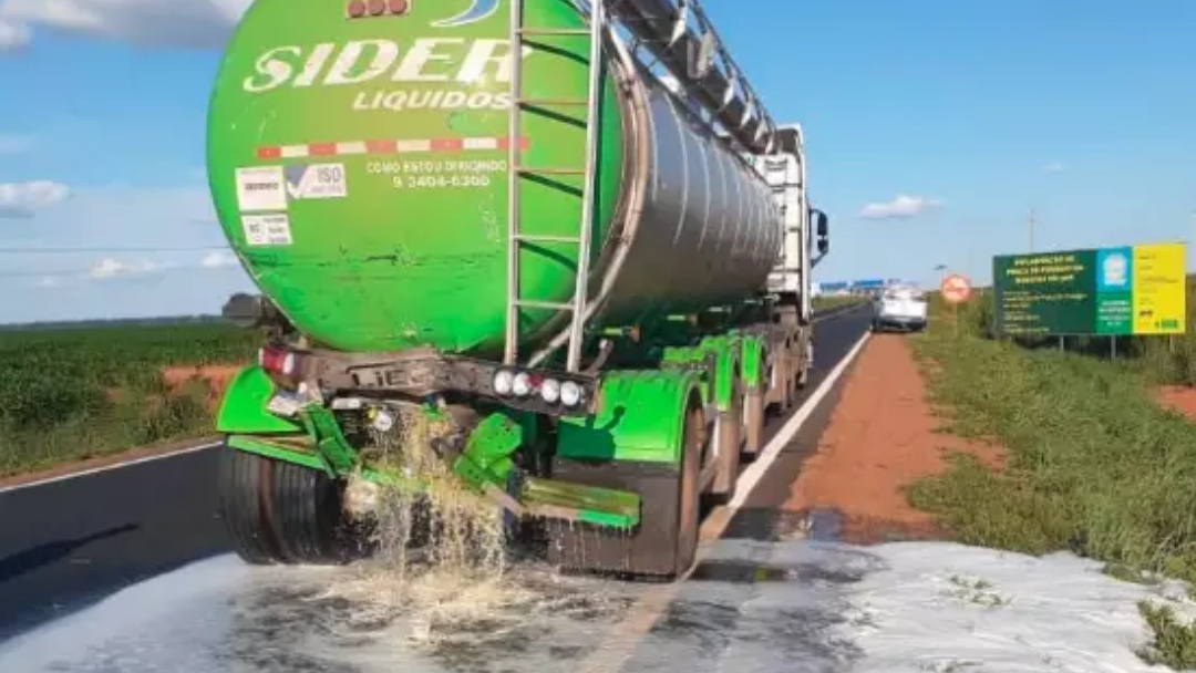Carreta perde 30 mil litros de chope que escorrem por rodovia após acidente