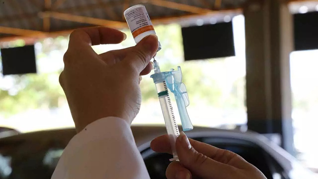 Em 3 de 13 lotes, frascos de vacina contra covid vieram com doses a menos