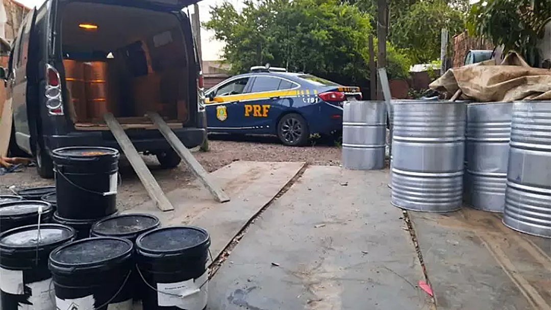 Pol&iacute;cia prende 14 pessoas e apreende produtos usados para refinar coca&iacute;na