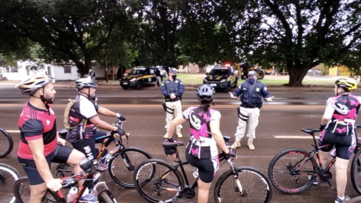 PRF orienta ciclistas em blitz educativa na BR-060