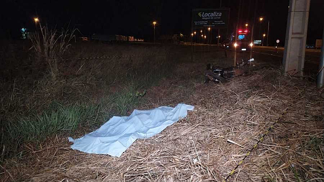 Motociclista perde controle de moto e morre ao atingir placa e poste na BR-376