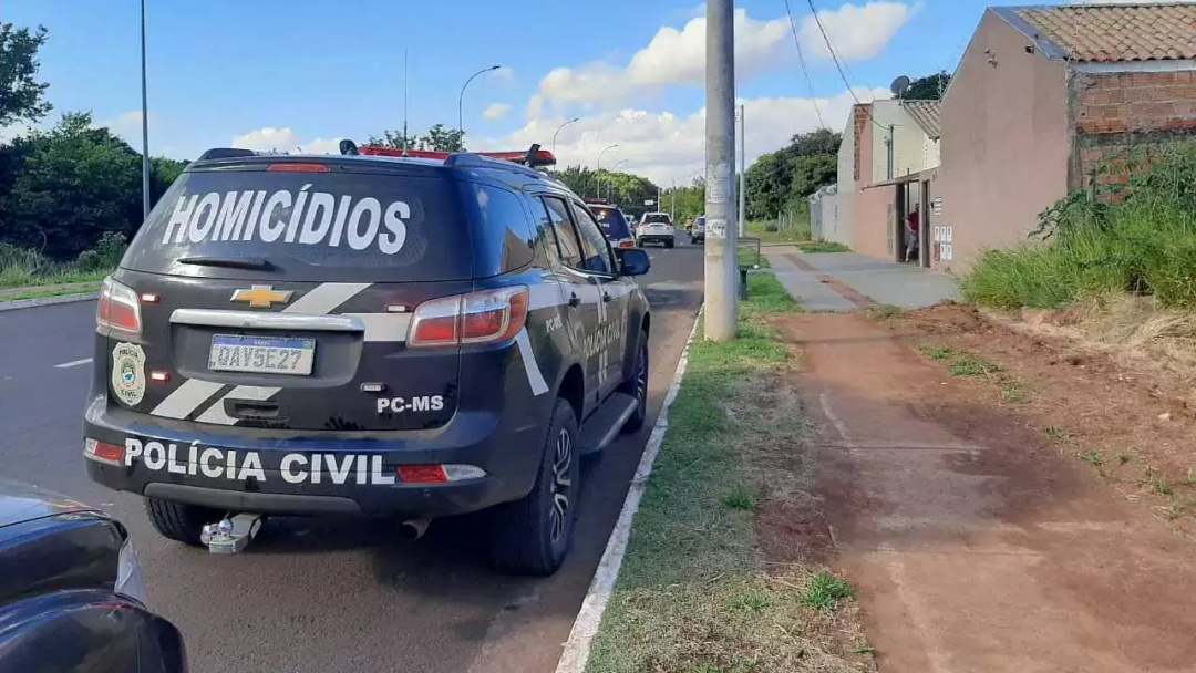 Horas depois de marido ser preso, cabeleireiro &eacute; encontrado morto em quitinete