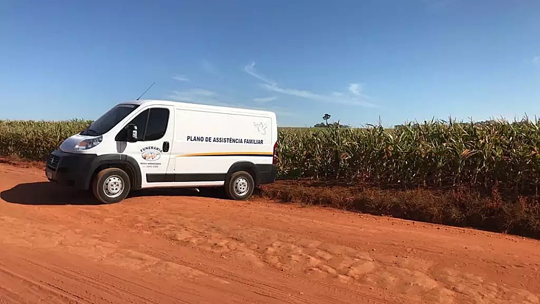 Com corte no pescoço, mulher é encontrada morta em plantação