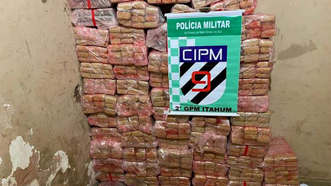 PM apreende caminhonete com 635 kg de maconha 