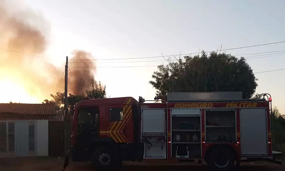 Homem invade casa, esfaqueia ex-mulher e ateia fogo em tudo