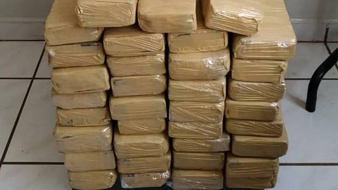 Após tentativa de fuga e tiros, traficante é preso com mais de 900 kg de maconha na BR-267