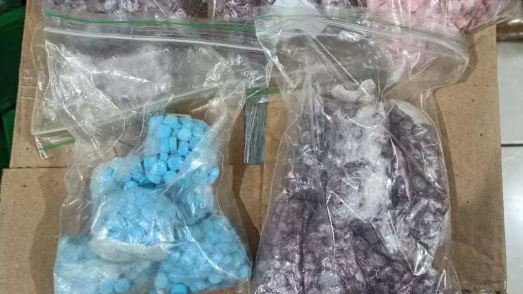 Foragido, homem é preso com mais de 3,3 mil comprimidos de ecstasy
