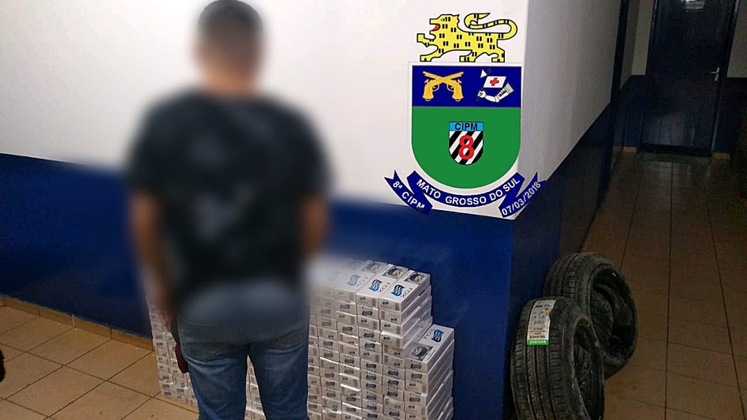 PM apreende cigarros e pneus contrabandeados após abordagem na 060