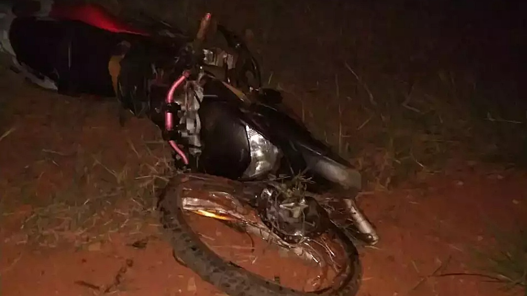 Motociclista de 19 anos morre em colis&atilde;o com carro e motorista foge
