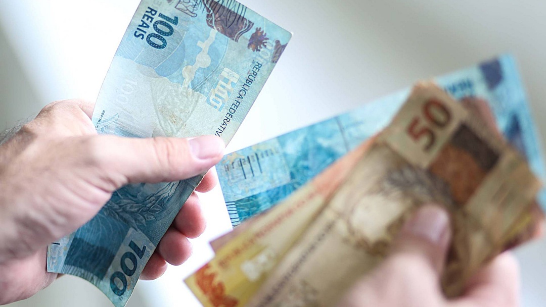 Câmara aprova MP que fixa salário mínimo em R$ 1,1 mil