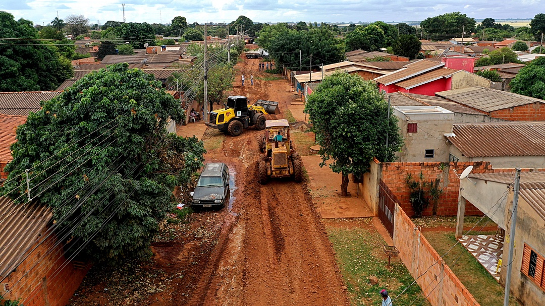 Prefeitura inicia terraplanagem para asfaltar 1,3 km em ruas do Para&iacute;so