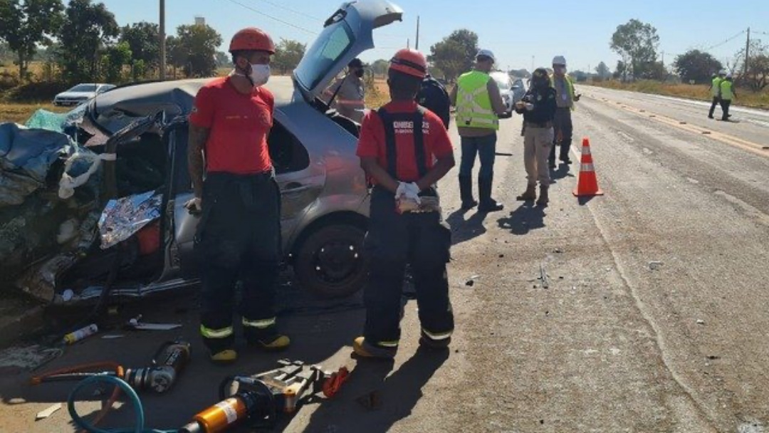 Acidente entre carro e carreta mata mulher de 30 anos na BR-158, em MS