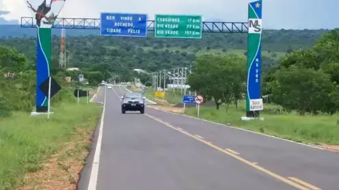 Motorista morre ap&oacute;s carro cair de ponte e ficar submerso em rio