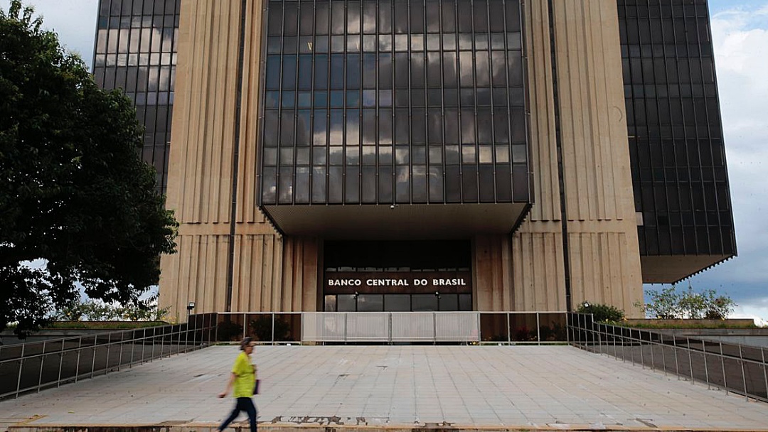 Taxas de juros recuam em maio, diz Banco Central