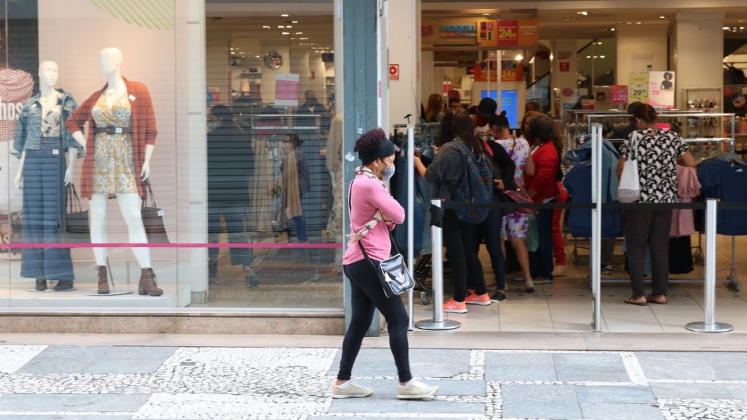 &Iacute;ndices de confian&ccedil;a do com&eacute;rcio e servi&ccedil;os sobem em junho, diz FGV