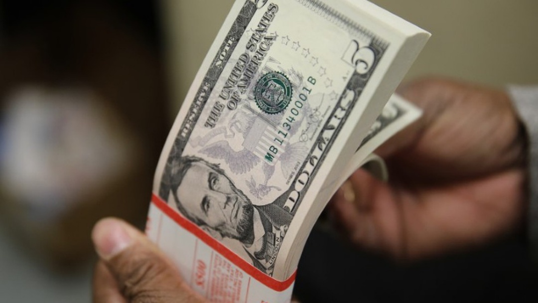 D&oacute;lar sobe 1,45% e volta a fechar acima de R$ 5