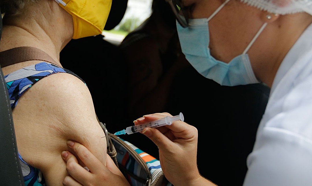 Fiocruz: com avan&ccedil;o da vacina&ccedil;&atilde;o, mortes e ocupa&ccedil;&atilde;o de UTIs t&ecirc;m queda