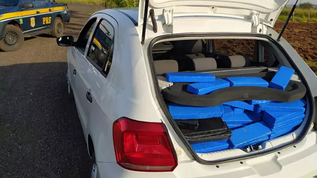 Traficante &agrave; margem de rodovia chama aten&ccedil;&atilde;o e acaba preso com 266 Kg de maconha