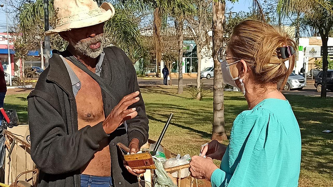 Prefeita acompanha vacina&ccedil;&atilde;o de moradores de rua e recebe pedido inusitado de m&uacute;sico