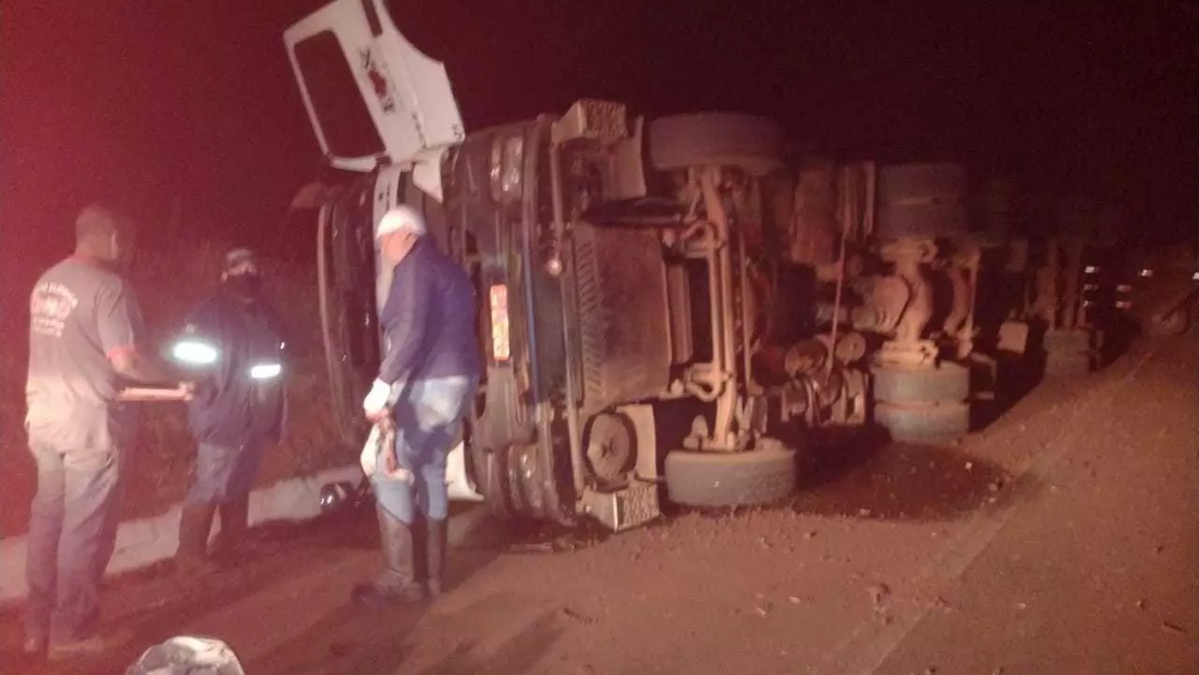 Motorista fica ferido ap&oacute;s caminh&atilde;o tombar na BR-262