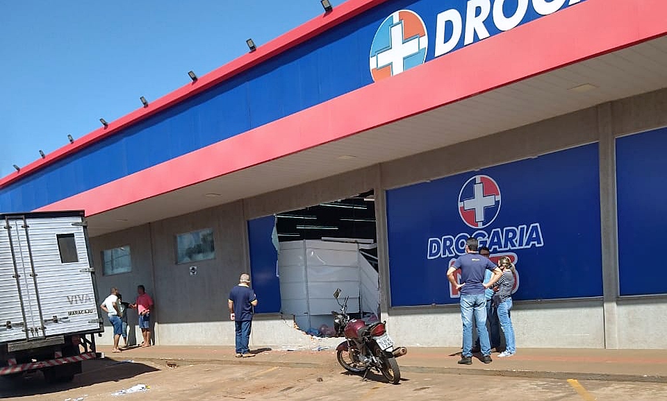 Motorista perdeu o controle da dire&ccedil;&atilde;o e caminh&atilde;o de supermercado invade farm&aacute;cia