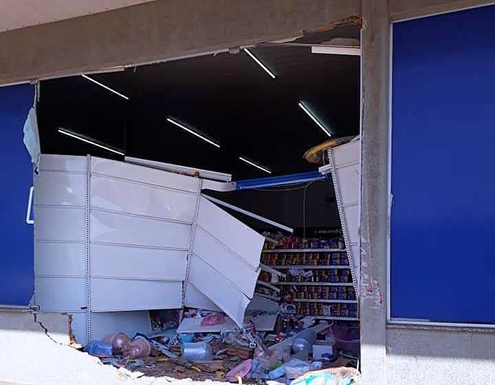 Motorista perdeu o controle da dire&ccedil;&atilde;o e caminh&atilde;o de supermercado invade farm&aacute;cia