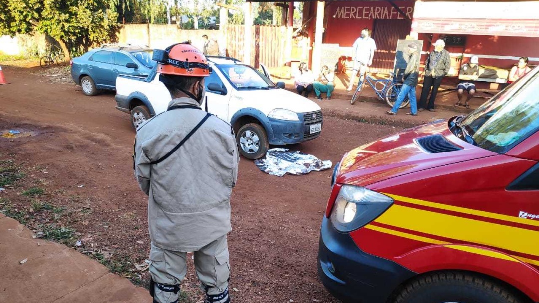 Picape passa sobre cabe&ccedil;a de homem desacordado no meio da rua